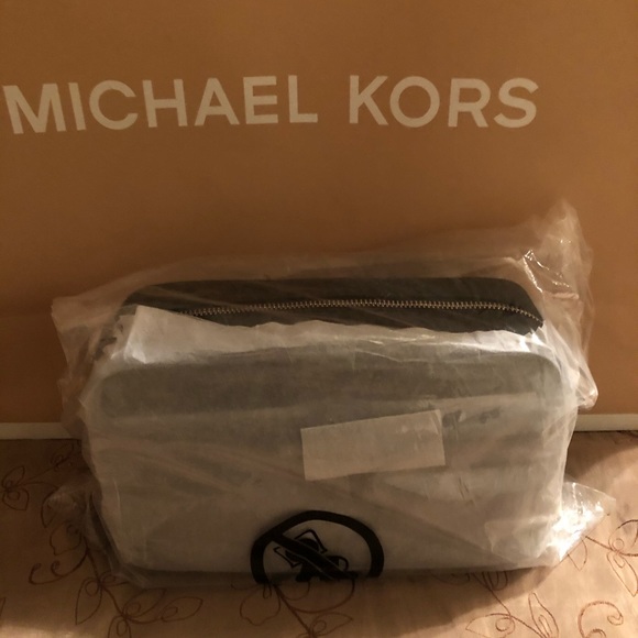 Authentic Mk crossbody bag. - Picture 5 of 7